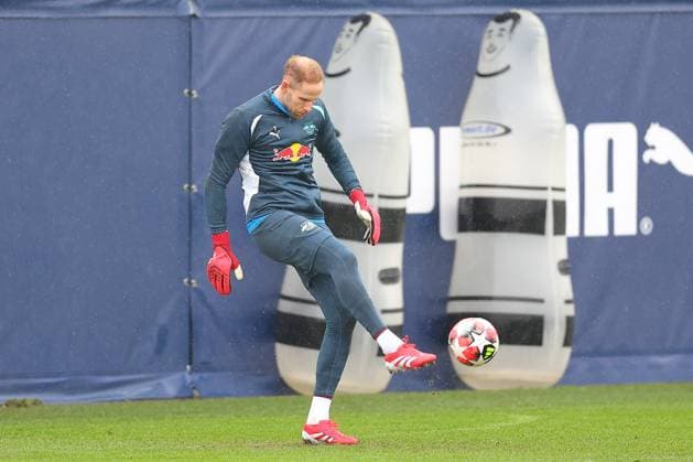 RB Leipzig - Training Champions League Leipzig, 28.01.2025, RBL Trainingszentrum, UEFA Champions League, RB LEIPZIG Abschlusstraining vorm morgigen Spiel bei Sturm Graz , Im Bild: Peter Gulacsi , Nur zur redaktionellen Nutzung. Editorial use only. ,