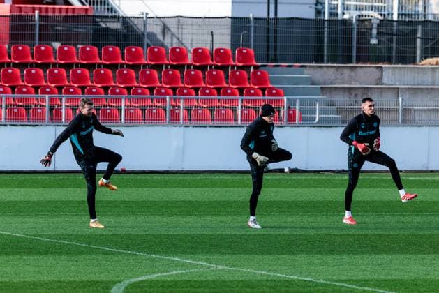 UEFA Champions League: Training Bayer 04 Leverkusen, 28.01.2025 Lukas Hradecky (Bayer 04 Leverkusen, 1), Niklas Lomb (Bayer 04 Leverkusen, 36) und Matej Kovar (Bayer 04 Leverkusen, 17) machen sich warm UEFA Champions League: Training Bayer 04 Leverkusen vor dem Spiel gegen Sparta Prag; Ulrich-Haberland-Stadion, Leverkusen am 28.01.2025 Copyright: xBEAUTIFULxSPORTS Wunderlx