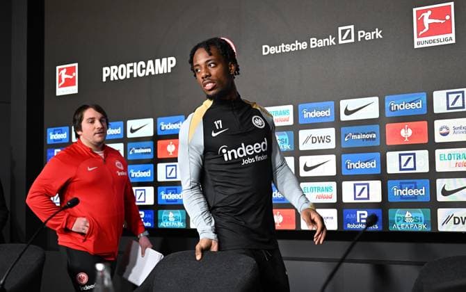 28 01 2025, xjhx, Football 1 Bundesliga, Eintracht Frankfurt Press Conference Elye Wahi v l Interpreter Sacha Gempek Eintracht Frankfurt , Elye Wahi Eintracht Frankfurt DFL DFB REGULATIONS PROHIBIT ANY USE OF PHOTOGRAPHS as IMAGE SEQUENCES and or QUASI VIDEO Frankfurt am Main