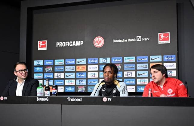 28 01 2025, xjhx, Football 1 Bundesliga, Eintracht Frankfurt Press Conference Elye Wahi v l Press Spokesman Bartosz Niedzwiedzki Eintracht Frankfurt , Elye Wahi Eintracht Frankfurt , Interpreter Sacha Gempek Eintracht Frankfurt DFL DFB REGULATIONS PROHIBIT ANY USE OF PHOTOGRAPHS as IMAGE SEQUENCES and or QUASI VIDEO Frankfurt am Main
