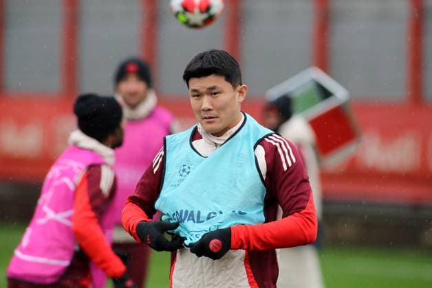 Munich, Germany, January 28, 2025 Football, Men, Season 2024 2025, FC Bayern Munich, Final training, Training, Champions League Minjae Kim, Min jae Kim FC Bayern Munich puts on a shirt, Kofp, Upper body