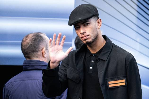 Sport Bilder des Tages Arrivee joueurs du Real Madrid PHOTOPQR OUEST FRANCE Guillaume Saligot Ouest-France ; Tremuson ; 28 01 2025 ; Football Ligue des Champions J8 Stade Brestois 29 ( Brest SB29 ) VS. Real Madrid ( Réal Madrid ) Arrivee des joueurs du Real Madrid a l aeroport de Saint-Brieuc a Tremuson ( Cotes d Armor Côtes-d Armor ) le 28 janvier 2025 . Ici Jude Bellingham ( Real Madrid ) salue le public . Photo : Guillaume Saligot Ouest-France Arrival of Real Madrid players at Saint-Brieuc airport, the day before the Champions League match against Stade Brestois Jan 28 2025 Tremuson France  Copyright: xPHOTOPQR OUESTxFRANCE MAXPPPxGuillaumexSaligotx xOuest-Francex 20250128OFR6465 20250128OFR6465