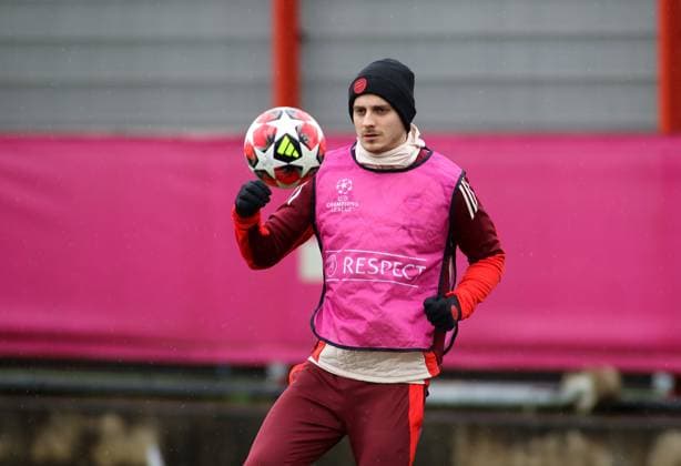 Munich, Germany, January 28, 2025 Football, Men, Season 2024 2025, FC Bayern Munich, Final training, Training, Champions League Josip Stanisic FC Bayern Munich with a view of the ball