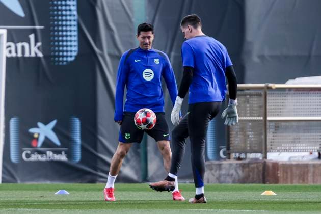 Sport Bilder des Tages January 28, 2025, Sant Joan Despi, Barcelona, SPAIN: Robert Lewandowski and Wojciech Szczesny during the training day of FC Barcelona, Barca ahead UEFA Champions League, football match against Atalanta BC at Ciudad Esportiva Joan Gamper on January 28, 2025 in Sant Joan Despi, Barcelona, Spain. Sant Joan Despi SPAIN - ZUMAa181 20250128_zaa_a181_001 Copyright: xJavierxBorregox