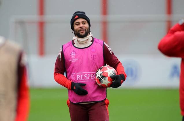 Munich, Germany, January 28, 2025 Football, Men, Season 2024 2025, FC Bayern Munich, Final training, Training, Champions League Serge Gnabry FC Bayern Munich with a ball in his hand