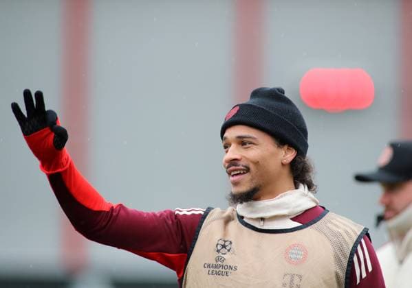Munich, Germany, January 28, 2025 Football, Men, Season 2024 2025, FC Bayern Munich, Final training, Training, Champions League Leroy Sane FC Bayern Munich raises his right arm