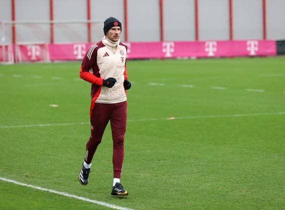 Munich, Germany, January 28, 2025 Football, Men, Season 2024 2025, FC Bayern Munich, Final training, Training, Champions League Leon Goretzka FC Bayern Munich runs his laps on the pitch separately