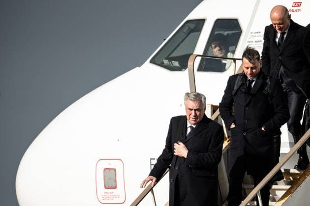 Arrivee joueurs du Real Madrid PHOTOPQR OUEST FRANCE Guillaume Saligot Ouest-France ; Tremuson ; 28 01 2025 ; Football Ligue des Champions J8 Stade Brestois 29 ( Brest SB29 ) VS. Real Madrid ( Réal Madrid ) Arrivee des joueurs du Real Madrid a l aeroport de Saint-Brieuc a Tremuson ( Cotes d Armor Côtes-d Armor ) le 28 janvier 2025 . Ici l entraineur du Real , Carlo Ancelotti. ( en bas ) descend de l avion . Photo : Guillaume Saligot Ouest-France Arrival of Real Madrid players at Saint-Brieuc airport, the day before the Champions League match against Stade Brestois Jan 28 2025 Tremuson France  Copyright: xPHOTOPQR OUESTxFRANCE MAXPPPxGuillaumexSaligotx xOuest-Francex 20250128OFR6473 20250128OFR6473