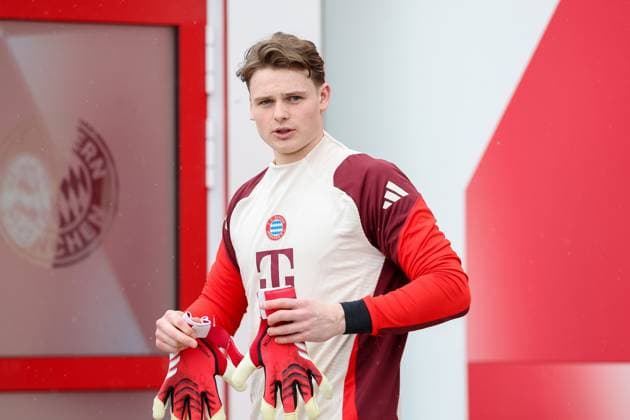 Jonas Urbig FC Bayern Muenchen, 40 on the way from the dressing room to the training pitch, GER, Final training, FC Bayern Muenchen, Football, UEFA Champions League, Matchday 8, 2024 2025 season, 28 01 2025, GER, Final training, FC Bayern Muenchen, Football, UEFA Champions League, Matchday 8, 2024 2025 season, 28 01 2025 Muenchen Copyright: xEibner-Pressefoto JennixMaulx EP_JML