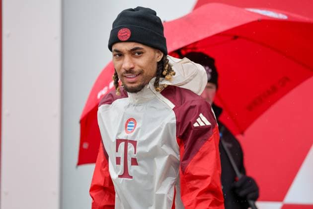Sacha Boey FC Bayern Muenchen, 23 on the way from the dressing room to the training pitch, GER, Final training, FC Bayern Muenchen, Football, UEFA Champions League, Matchday 8, 2024 2025 season, 28 01 2025, GER, Final training, FC Bayern Muenchen, Football, UEFA Champions League, Matchday 8, 2024 2025 season, 28 01 2025 Muenchen Copyright: xEibner-Pressefoto JennixMaulx EP_JML