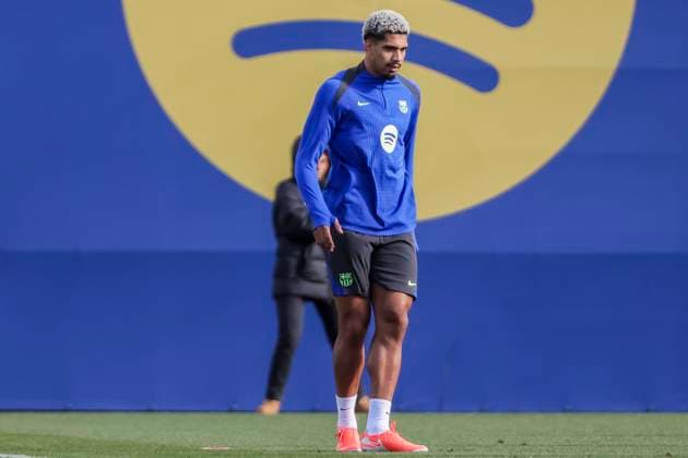 January 28, 2025, Sant Joan Despi, Barcelona, SPAIN: Ronald Araujo during the training day of FC Barcelona, Barca ahead UEFA Champions League, football match against Atalanta BC at Ciudad Esportiva Joan Gamper on January 28, 2025 in Sant Joan Despi, Barcelona, Spain. Sant Joan Despi SPAIN - ZUMAa181 20250128_zaa_a181_017 Copyright: xJavierxBorregox