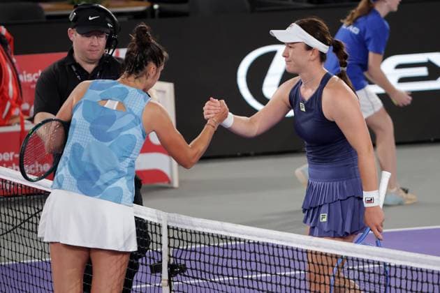 TENNIS - WTA, Tennis Damen Upper Austria Ladies Linz LINZ,AUSTRIA,28.JAN.25 - TENNIS - WTA Tour, Upper Austria Ladies Linz. Image shows Sara Sorribes Tormo (ESP) and Lulu Sun (NZL).  GEPAxpictures xWalterxLuger