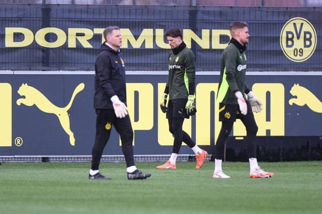 28 01 2025, Final training for the UEFA Champions League match between Borussia Dortmund and Shakhtar Donetsk, from left goalkeeper coach Matthias Kleinsteiber Borussia Dortmund , goalkeeper Gregor Kobel Borussia Dortmund , goalkeeper Alexander Meyer Borussia Dortmund , Dortmund training ground Borussia Dortmund NRW Germany xRHR PHOTO DEx Copyright: DennisxEwert RHR-FOTOx RHR-FOTO DE