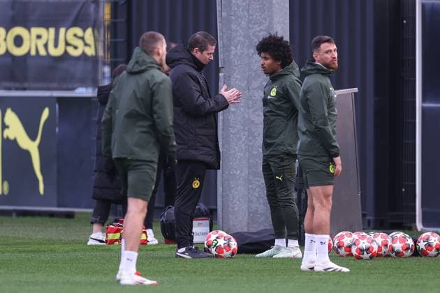 28 01 2025, Final training session for the UEFA Champions League match between Borussia Dortmund and Shakhtar Donetsk, f l Head coach Mike Tullberg Borussia Dortmund talks to Karim Adeyemi Borussia Dortmund , Dortmund Training ground Borussia Dortmund NRW Germany xRHR PHOTO DEx Copyright: DennisxEwert RHR-FOTOx RHR-FOTO DE