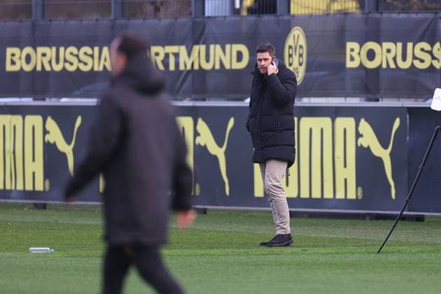 28 01 2025, Final training session for the UEFA Champions League match between Borussia Dortmund and Shakhtar Donetsk, sports director Sebastian Kehl Borussia Dortmund on the phone, Dortmund training ground Borussia Dortmund NRW Germany xRHR PHOTO DEx Copyright: DennisxEwert RHR-FOTOx RHR-FOTO DE