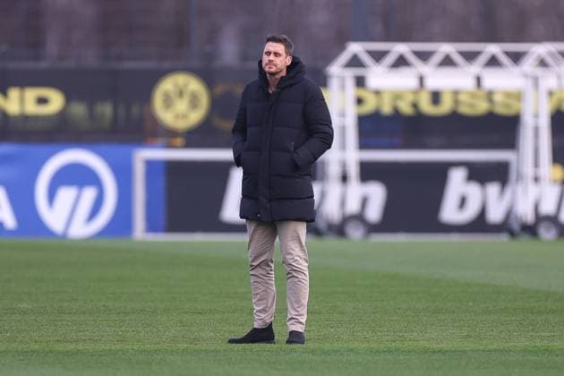 28 01 2025, Final training session for the UEFA Champions League match between Borussia Dortmund and Shakhtar Donetsk, sports director Sebastian Kehl Borussia Dortmund closes his eyes, Dortmund training ground Borussia Dortmund NRW Germany xRHR PHOTO DEx Copyright: DennisxEwert RHR-FOTOx RHR-FOTO DE