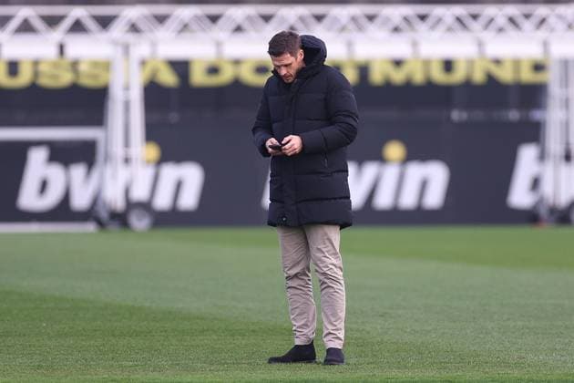 28 01 2025, Final training for the UEFA Champions League match between Borussia Dortmund and Shakhtar Donetsk, sports director Sebastian Kehl Borussia Dortmund looks at his smartphone, Dortmund training ground Borussia Dortmund NRW Germany xRHR PHOTO DEx Copyright: DennisxEwert RHR-FOTOx RHR-FOTO DE