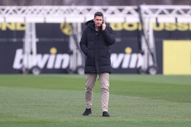 28 01 2025, Final training session for the UEFA Champions League match between Borussia Dortmund and Shakhtar Donetsk, sports director Sebastian Kehl Borussia Dortmund on the phone, Dortmund training ground Borussia Dortmund NRW Germany xRHR PHOTO DEx Copyright: DennisxEwert RHR-FOTOx RHR-FOTO DE