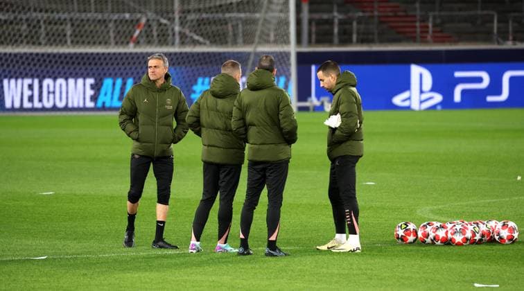 28 01 2025 Stuttgart , Champions League soccer VfB Stuttgart vs Paris St Germain, Paris St Germain final training session, coach Luis Enrique left In accordance with the regulations of the DFL German Football League, it is prohibited to use or have used photographs taken in the stadium and or of the match in the form of sequential images and or video-like photo series