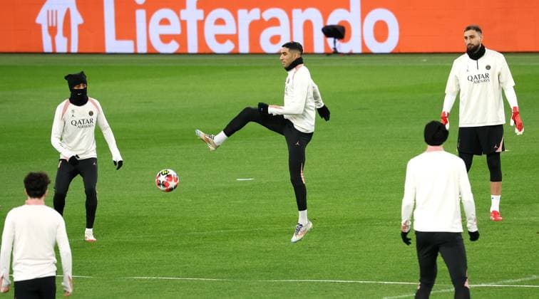 28 01 2025 Stuttgart , Champions League soccer VfB Stuttgart vs Paris St Germain, Paris St Germain final training session, from left Bradley Barcola, Achraf Hakimi, Gianluigi Donnarumma In accordance with the regulations of the DFL German Football League, it is prohibited to use or have used photographs taken in the stadium and or of the match in the form of sequential images and or video-like photo series