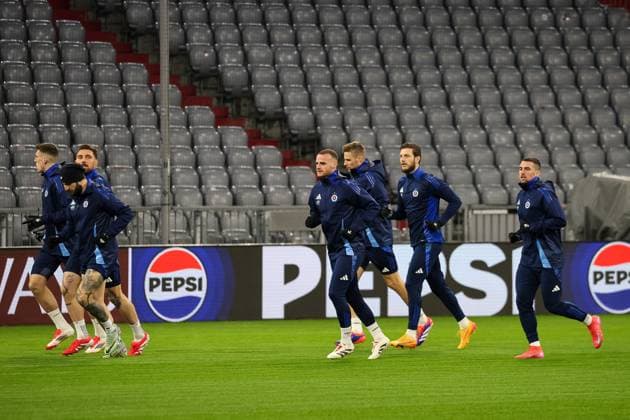 The SK Slovan Bratislava team runs during training at the Allianz Arena, GER, Final training, SK Slovan Bratislava, Football, UEFA Champions League, Matchday 8, 2024 2025 season, 28 01 2025, GER, Final training, SK Slovan Bratislava, Football, UEFA Champions League, Matchday 8, 2024 2025 season, 28 01 2025 Munich Copyright: xEibner-Pressefoto JennixMaulx EP_JML
