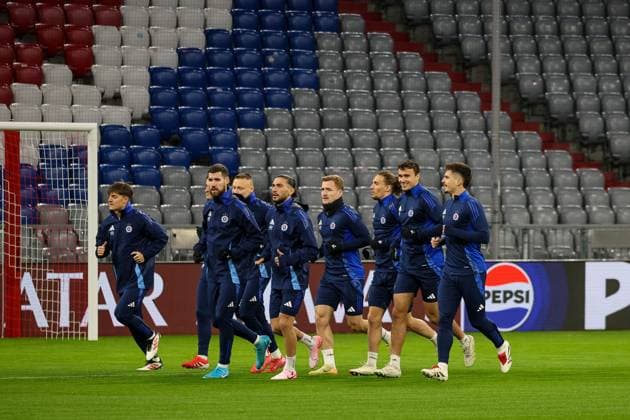 The SK Slovan Bratislava team runs during training at the Allianz Arena, GER, Final training, SK Slovan Bratislava, Football, UEFA Champions League, Matchday 8, 2024 2025 season, 28 01 2025, GER, Final training, SK Slovan Bratislava, Football, UEFA Champions League, Matchday 8, 2024 2025 season, 28 01 2025 Munich Copyright: xEibner-Pressefoto JennixMaulx EP_JML