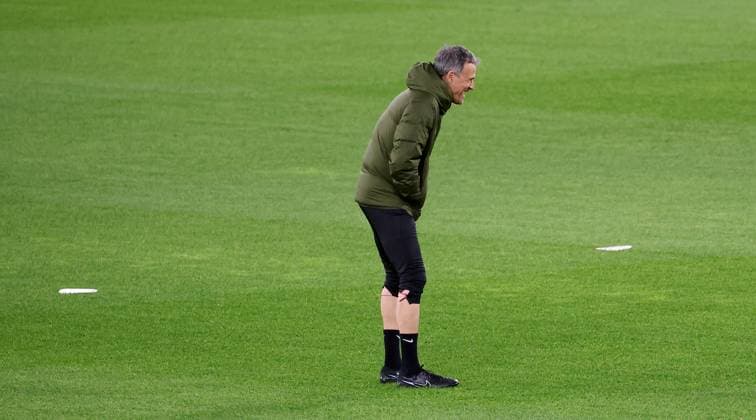 28 01 2025 Stuttgart , Champions League soccer VfB Stuttgart vs Paris St Germain, Paris St Germain final training session, coach Luis Enrique laughing In accordance with the regulations of the DFL German Football League, it is prohibited to use or have used photographs taken in the stadium and or of the match in the form of sequential images and or video-like photo series