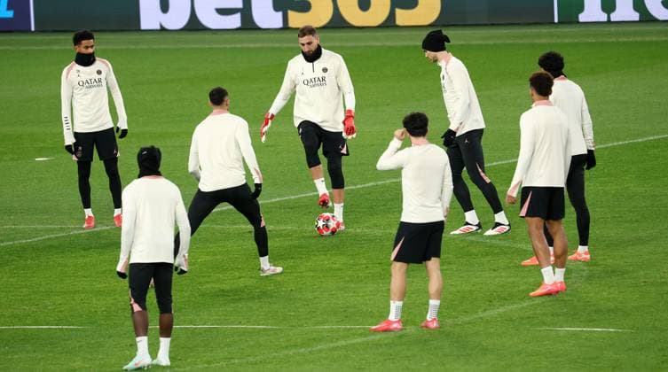 28 01 2025 Stuttgart , Champions League soccer VfB Stuttgart vs Paris St Germain, Paris St Germain final training session, Gianluigi Donnarumma center, No. 1 In accordance with the regulations of the DFL German Football League, it is prohibited to exploit or have exploited photographs taken in the stadium and or of the match in the form of sequential images and or video-like photo series