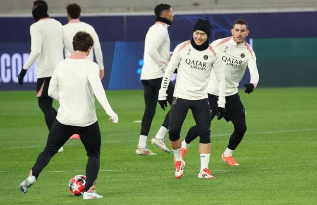 28.01.2025 Stuttgart , Champions League Fußball VfB Stuttgart vs. Paris St. Germain, Paris St. Germain Abschlusstraining, v.r. Lucas Hernandez, Lee Kang-in Gemäß den Vorgaben der DFL Deutschen Fuï¬‚ball Liga ist es untersagt, in dem Stadion und oder vom Spiel angefertigte Fotoaufnahmen in Form von Sequenzbildern und oder videoähnlichen Fotostrecken zu verwerten bzw. verwerten zu lassen.