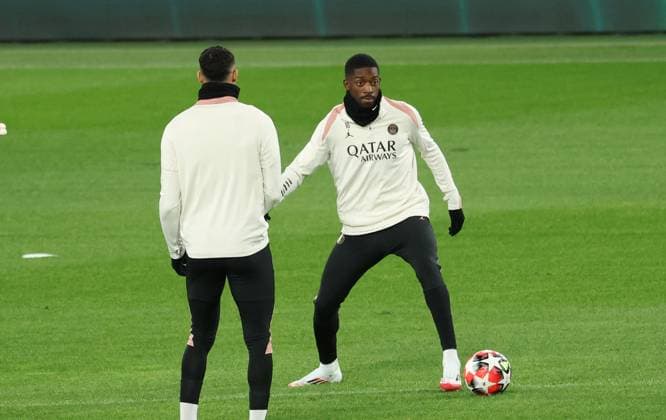 28.01.2025 Stuttgart , Champions League Fußball VfB Stuttgart vs. Paris St. Germain, Paris St. Germain Abschlusstraining, Ousmane Dembele (rechts) Gemäß den Vorgaben der DFL Deutschen Fuï¬‚ball Liga ist es untersagt, in dem Stadion und oder vom Spiel angefertigte Fotoaufnahmen in Form von Sequenzbildern und oder videoähnlichen Fotostrecken zu verwerten bzw. verwerten zu lassen.