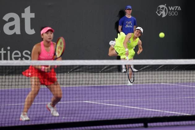 TENNIS - WTA, Tennis Damen Upper Austria Ladies Linz LINZ,AUSTRIA,28.JAN.25 - TENNIS - WTA Tour, Upper Austria Ladies Linz. Image shows Eri Hozumi and Shuko Aoyama (JPN).  GEPAxpictures xWalterxLuger