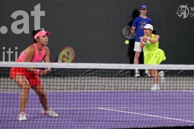 TENNIS - WTA, Tennis Damen Upper Austria Ladies Linz LINZ,AUSTRIA,28.JAN.25 - TENNIS - WTA Tour, Upper Austria Ladies Linz. Image shows Eri Hozumi and Shuko Aoyama (JPN).  GEPAxpictures xWalterxLuger