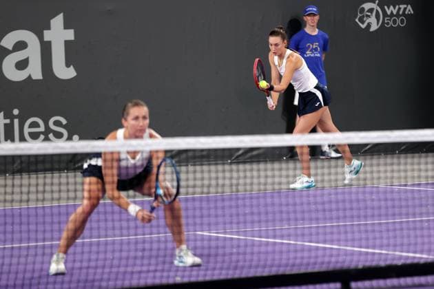 TENNIS - WTA, Tennis Damen Upper Austria Ladies Linz LINZ,AUSTRIA,28.JAN.25 - TENNIS - WTA Tour, Upper Austria Ladies Linz. Image shows Olivia Nicholls (GBR) and Tereza Mihalikova (SVK).  GEPAxpictures xWalterxLuger