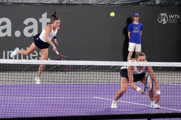 TENNIS - WTA, Tennis Damen Upper Austria Ladies Linz LINZ,AUSTRIA,28.JAN.25 - TENNIS - WTA Tour, Upper Austria Ladies Linz. Image shows Tereza Mihalikova (SVK) and Olivia Nicholls (GBR).  GEPAxpictures xWalterxLuger