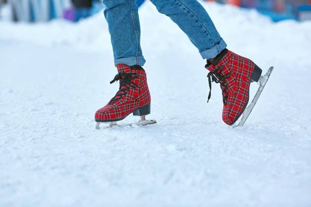 Schlittschuhe an den Füßen, Nahaufnahme. Ein kalter Wintertag. Skates on feet close-up. A cold winter day (License=RF) 22693323 ,model released, Symbolfoto Copyright: xZoonar.com TatyanaxKutinax 22693323 ,model released, Symbolfoto ,property released