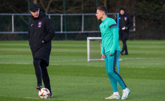 Anderlecht s head coach David Hubert and Anderlecht s Thorgan Hazard pictured during a training session of Belgian soccer team RSC Anderlecht, Wednesday 29 January 2025 in Brussels. Tomorrow, Anderlecht will play German Hoffenheim on day 8 8 of the group stage of the UEFA Europa League tournament. VIRGINIExLEFOUR  x111380899x