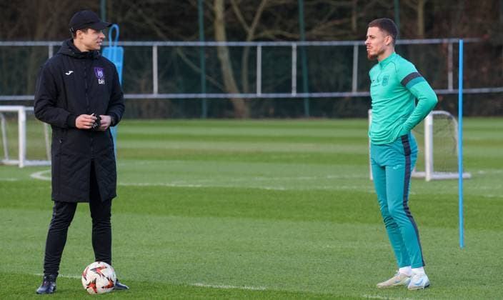 Anderlecht s head coach David Hubert and Anderlecht s Thorgan Hazard pictured during a training session of Belgian soccer team RSC Anderlecht, Wednesday 29 January 2025 in Brussels. Tomorrow, Anderlecht will play German Hoffenheim on day 8 8 of the group stage of the UEFA Europa League tournament. VIRGINIExLEFOUR  x111380900x