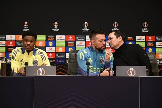AMSTERDAM - Jorrel Hato, Coach Francesco Farioli, press officer Miel Brinkhuis of Ajax during the MD-1 press conference, PK, Pressekonferenz ahead of the game against Galatasaray at the Johan Cruijff ArenA on Jan. 29, 2025 in Amsterdam, Netherlands. ANP OLAF KRAAK UEFA Europa Europa League 2024 25 xVIxANPxSportx xxANPxIVx 518628212 originalFilename: 518628212.jpg