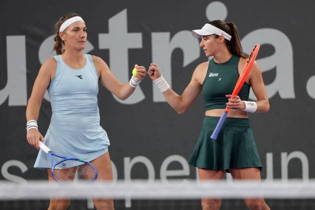 TENNIS - WTA, Tennis Damen Upper Austria Ladies Linz LINZ,AUSTRIA,29.JAN.25 - TENNIS - WTA Tour, Upper Austria Ladies Linz. Image shows Timea Babos (HUN) and Luisa Stefani (BRA).  GEPAxpictures xWalterxLuger