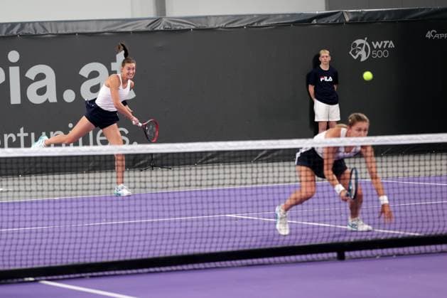 TENNIS - WTA, Tennis Damen Upper Austria Ladies Linz LINZ,AUSTRIA,29.JAN.25 - TENNIS - WTA Tour, Upper Austria Ladies Linz. Image shows Tereza Mihalikova (SVK) and Olivia Nicholls (GBR).  GEPAxpictures xWalterxLuger