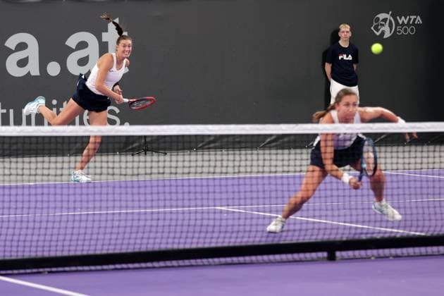 TENNIS - WTA, Tennis Damen Upper Austria Ladies Linz LINZ,AUSTRIA,29.JAN.25 - TENNIS - WTA Tour, Upper Austria Ladies Linz. Image shows Tereza Mihalikova (SVK) and Olivia Nicholls (GBR).  GEPAxpictures xWalterxLuger