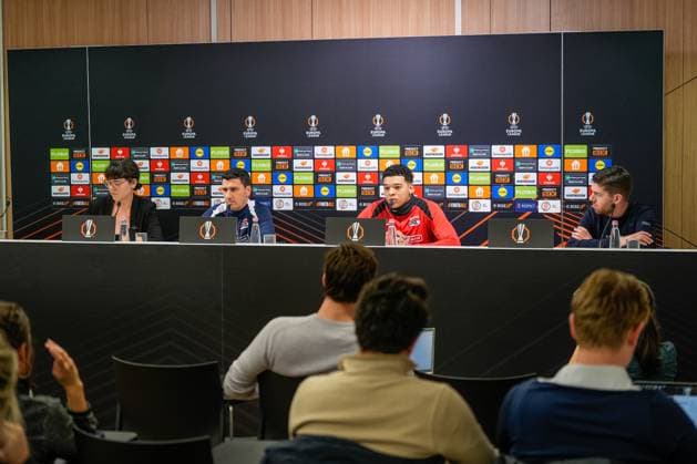 2025-01-29 Ferencvaros v AZ Alkmaar - UEFA Europa League BUDAPEST, HUNGARY - JANUARY 29: Head coach Maarten Martens of AZ and Goalkeeper Rome-Jayden Owuso-Oduro of AZ during a press conference, PK, Pressekonferenz before the UEFA Europa League match between Ferencvaros and AZ Alkmaar at Ferencvaros Stadion on January 29, 2025 in Budapest, Hungary. Budapest Ferencvaros Stadion Hungary Content not available for redistribution in The Netherlands directly or indirectly through any third parties. Copyright: xEdxvanxdexPolx