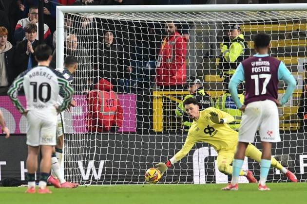 Burnley vs Sunderland, Championship, Football, Turf Moor, Burnley, UK - 18 Jan 2025 Wilson Isidor of Sunderland sees his penalty saved by Burnley goalkeeper James Trafford for the second time in the match Burnley Turf Moor Lancashire GBR, UK NEWSPAPERS OUT Copyright: xBenxLivingstonex