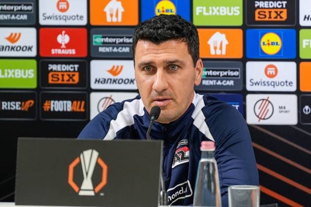 2025-01-29 Ferencvaros v AZ Alkmaar - UEFA Europa League BUDAPEST, HUNGARY - JANUARY 29: Head coach Maarten Martens of AZ talks during a press conference, PK, Pressekonferenz before the UEFA Europa League match between Ferencvaros and AZ Alkmaar at Ferencvaros Stadion on January 29, 2025 in Budapest, Hungary. Budapest Ferencvaros Stadion Hungary Content not available for redistribution in The Netherlands directly or indirectly through any third parties. Copyright: xEdxvanxdexPolx