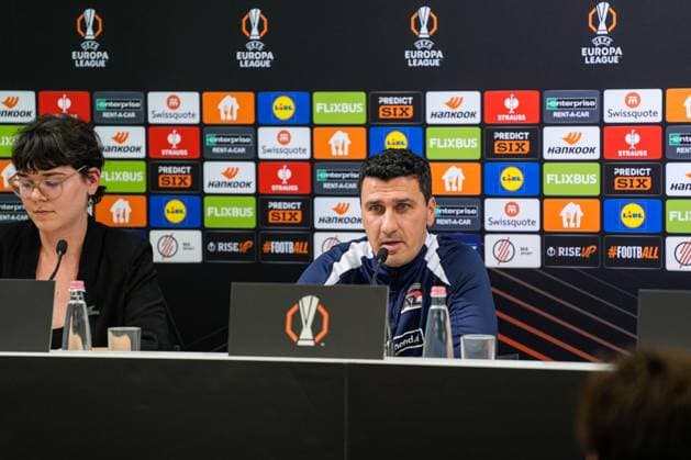 2025-01-29 Ferencvaros v AZ Alkmaar - UEFA Europa League BUDAPEST, HUNGARY - JANUARY 29: Head coach Maarten Martens of AZ talks during a press conference, PK, Pressekonferenz before the UEFA Europa League match between Ferencvaros and AZ Alkmaar at Ferencvaros Stadion on January 29, 2025 in Budapest, Hungary. Budapest Ferencvaros Stadion Hungary Content not available for redistribution in The Netherlands directly or indirectly through any third parties. Copyright: xEdxvanxdexPolx