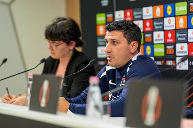 2025-01-29 Ferencvaros v AZ Alkmaar - UEFA Europa League BUDAPEST, HUNGARY - JANUARY 29: Head coach Maarten Martens of AZ talks during a press conference, PK, Pressekonferenz before the UEFA Europa League match between Ferencvaros and AZ Alkmaar at Ferencvaros Stadion on January 29, 2025 in Budapest, Hungary. Budapest Ferencvaros Stadion Hungary Content not available for redistribution in The Netherlands directly or indirectly through any third parties. Copyright: xEdxvanxdexPolx
