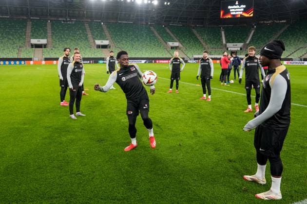 2025-01-29 Ferencvaros v AZ Alkmaar - UEFA Europa League BUDAPEST, HUNGARY - JANUARY 29: Ernest Poku with the ball during a training before the UEFA Europa League match between Ferencvaros and AZ Alkmaar at Ferencvaros Stadion on January 29, 2025 in Budapest, Hungary. Budapest Ferencvaros Stadion Hungary Content not available for redistribution in The Netherlands directly or indirectly through any third parties. Copyright: xEdxvanxdexPolx