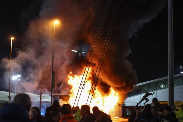 Sport Bilder des Tages UEFA Champions League Matchday 8 of 8 Manchester City v Club Brugge A fire breaks out just outside of the Etihad Stadium during the UEFA Champions League Matchday 8 of 8 Manchester City vs Club Brugge at Etihad Stadium, Manchester, United Kingdom, 29th January 2025 (Photo by Mark Cosgrove News Images) Manchester Etihad Stadium Manchester United, ManU Kingdom Copyright: xMarkxCosgrove NewsxImagesx