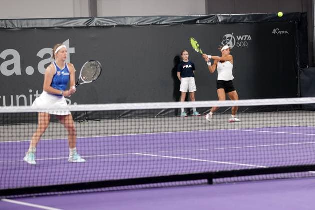 TENNIS - WTA, Tennis Damen Upper Austria Ladies Linz LINZ,AUSTRIA,29.JAN.25 - TENNIS - WTA Tour, Upper Austria Ladies Linz. Image shows Sinja Kraus and Julia Grabher (AUT).  GEPAxpictures xWalterxLuger