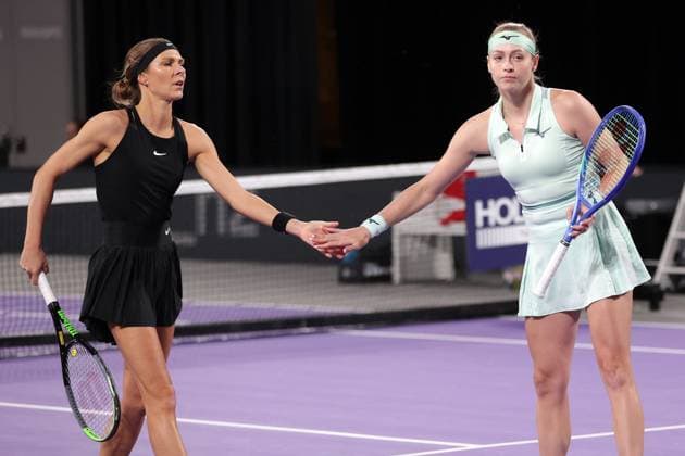 TENNIS - WTA, Tennis Damen Upper Austria Ladies Linz LINZ,AUSTRIA,29.JAN.25 - TENNIS - WTA Tour, Upper Austria Ladies Linz. Image shows Katarzyna Piter (POL) and Fanny Stollar (HUN).  GEPAxpictures xWalterxLuger